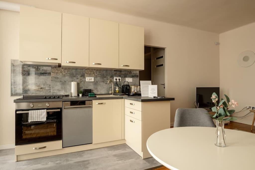 דברצן Petofi Family Apartman מראה חיצוני תמונה